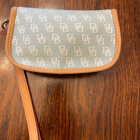 Dooney & Bourke signature wristlet soft green - Picture 3 of 10